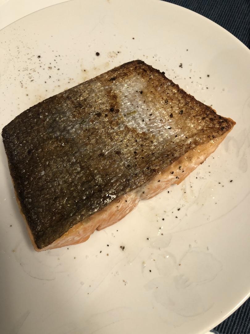 脆皮嫩肉——极致煎三文鱼