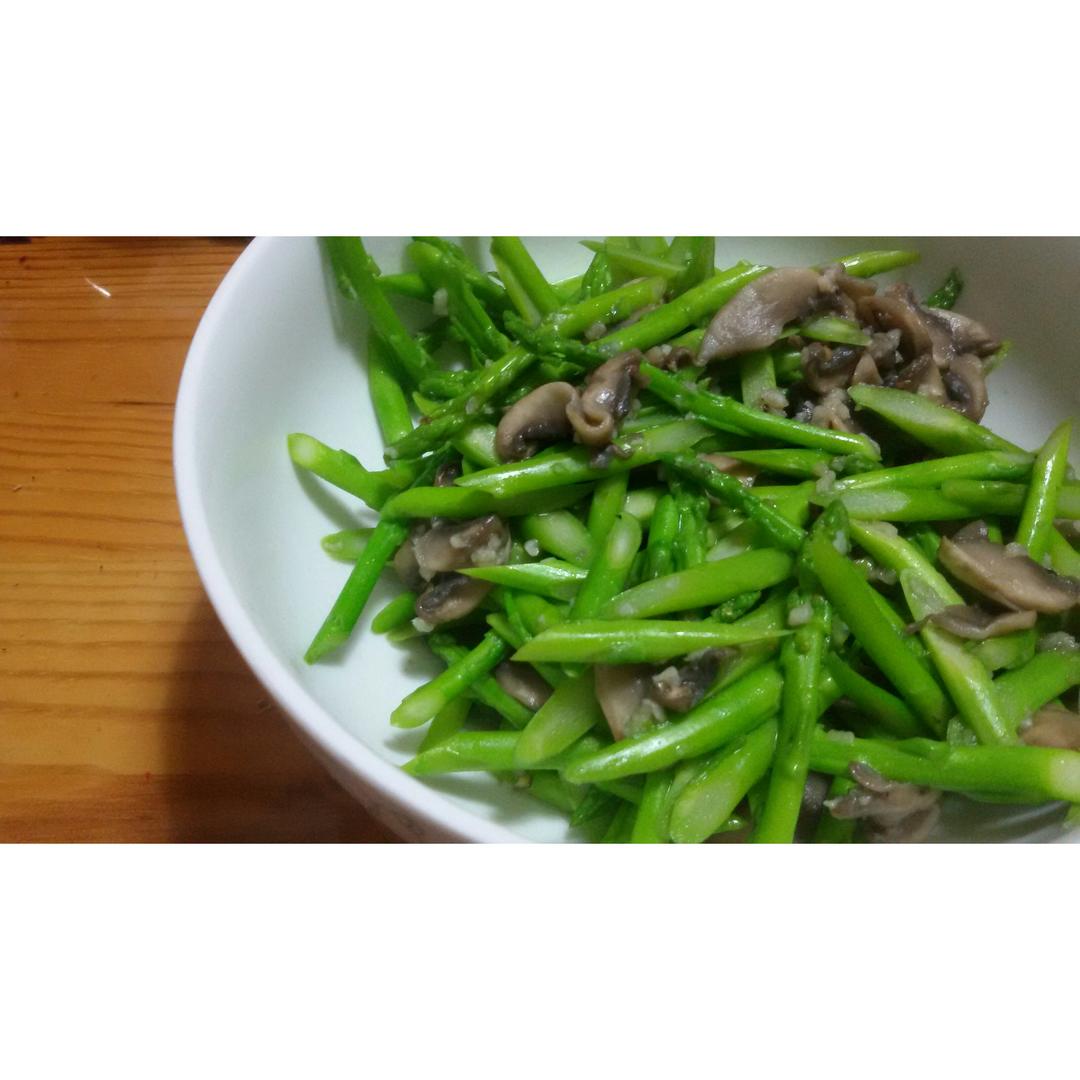 芦笋炒蘑菇