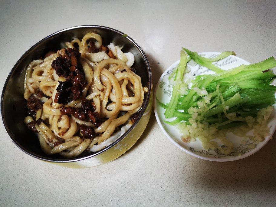 我发誓这将是你吃过最好吃的炸酱面，一口下去回味无穷！！！