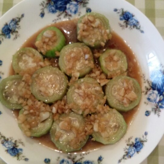 只需要五分钟就可以的美味蒜蓉蒸丝瓜