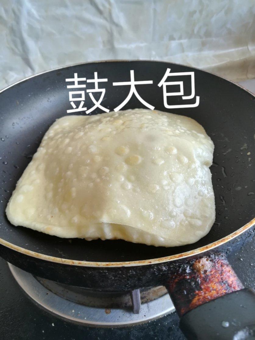 鼓大泡的鸡蛋灌饼