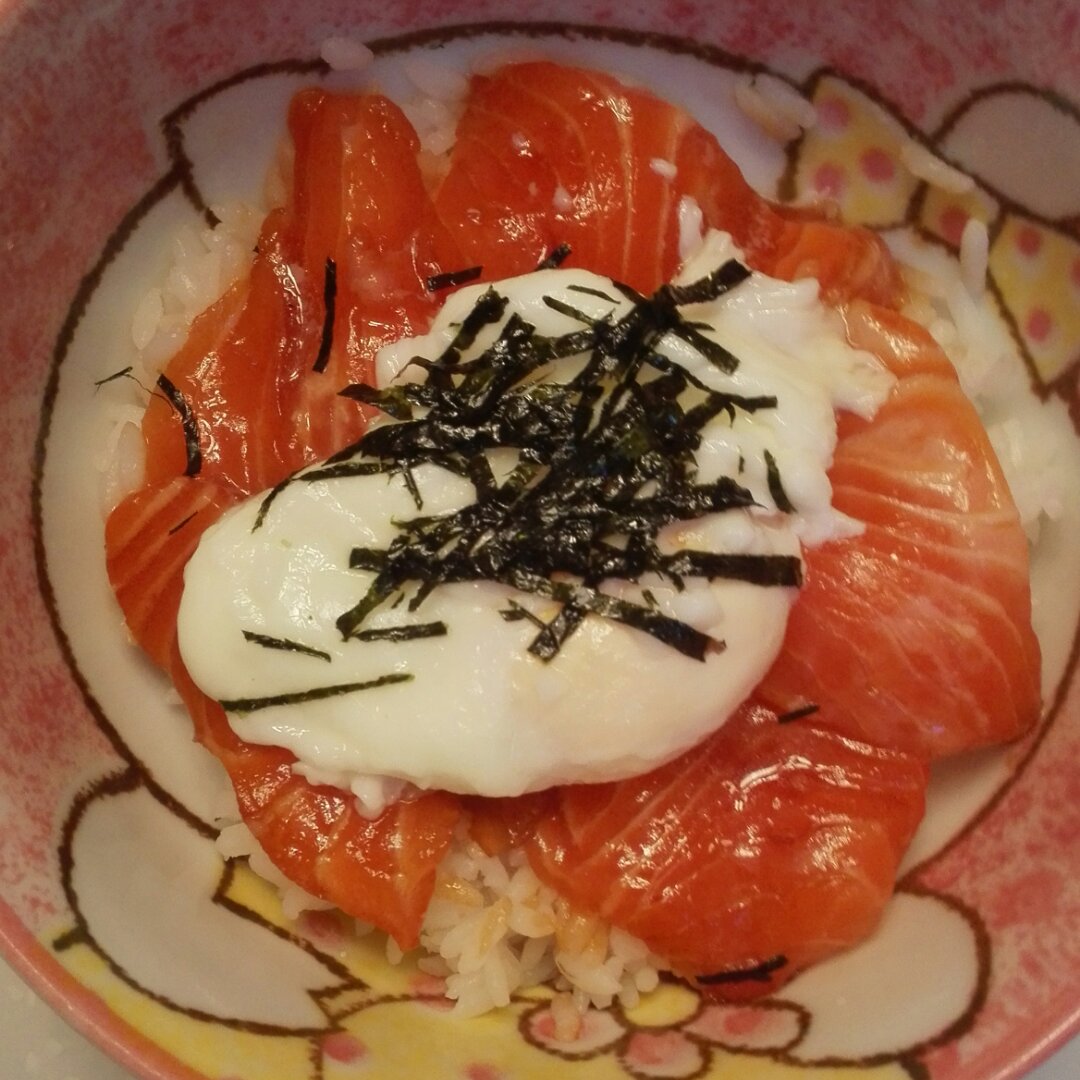 日式三文鱼温泉蛋盖饭