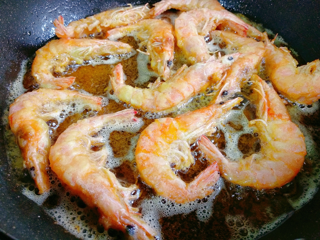 咸蛋黄焗虾的做法 步骤4