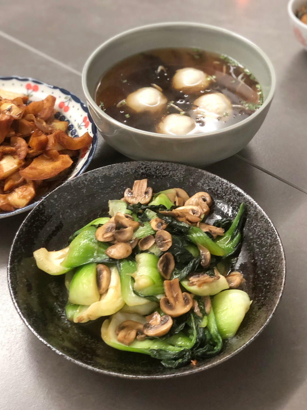 鲜美的口蘑炒青菜