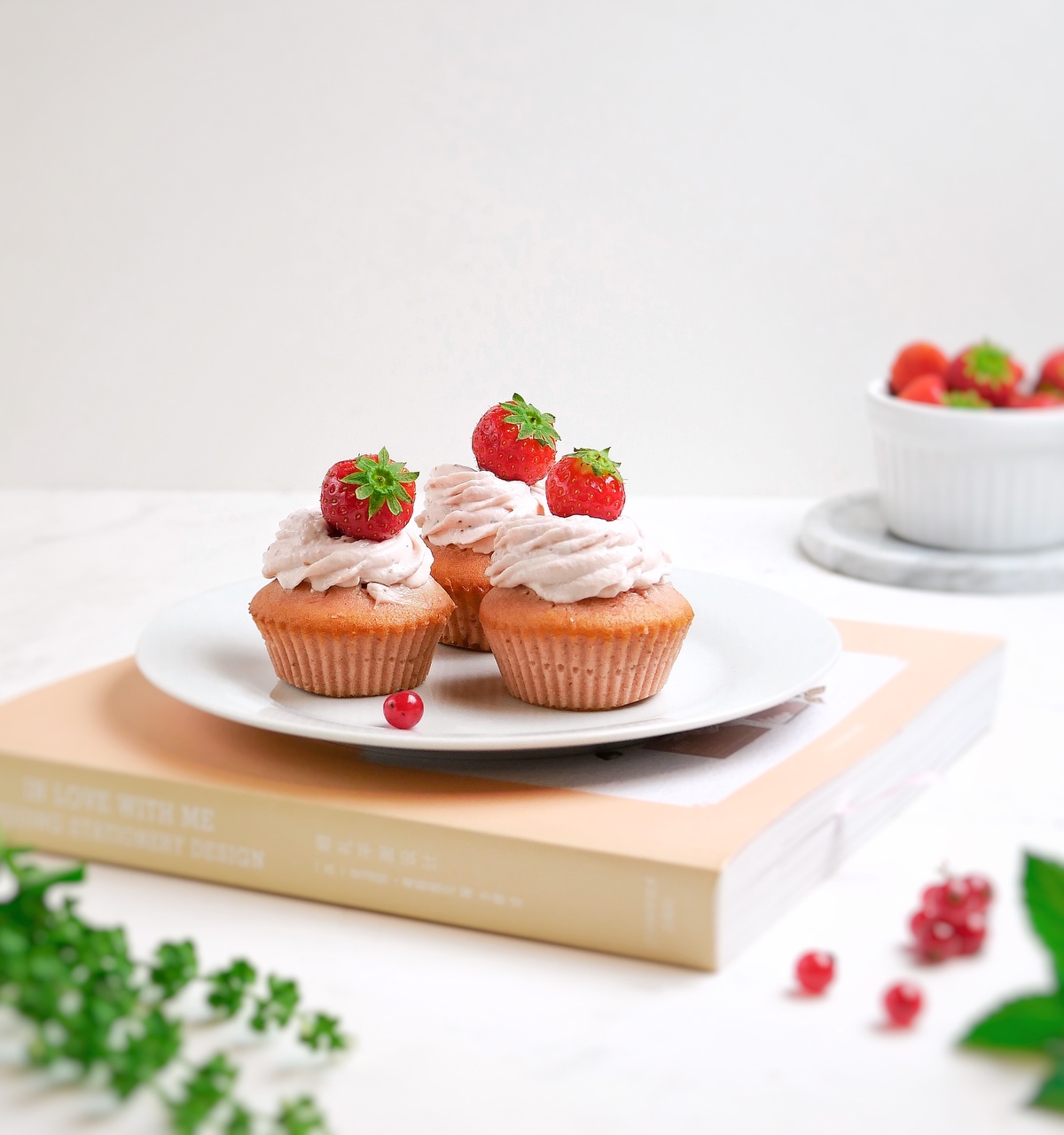 草莓白巧杯子蛋糕