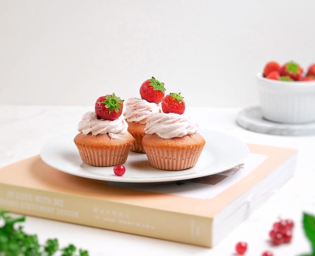 草莓白巧杯子蛋糕