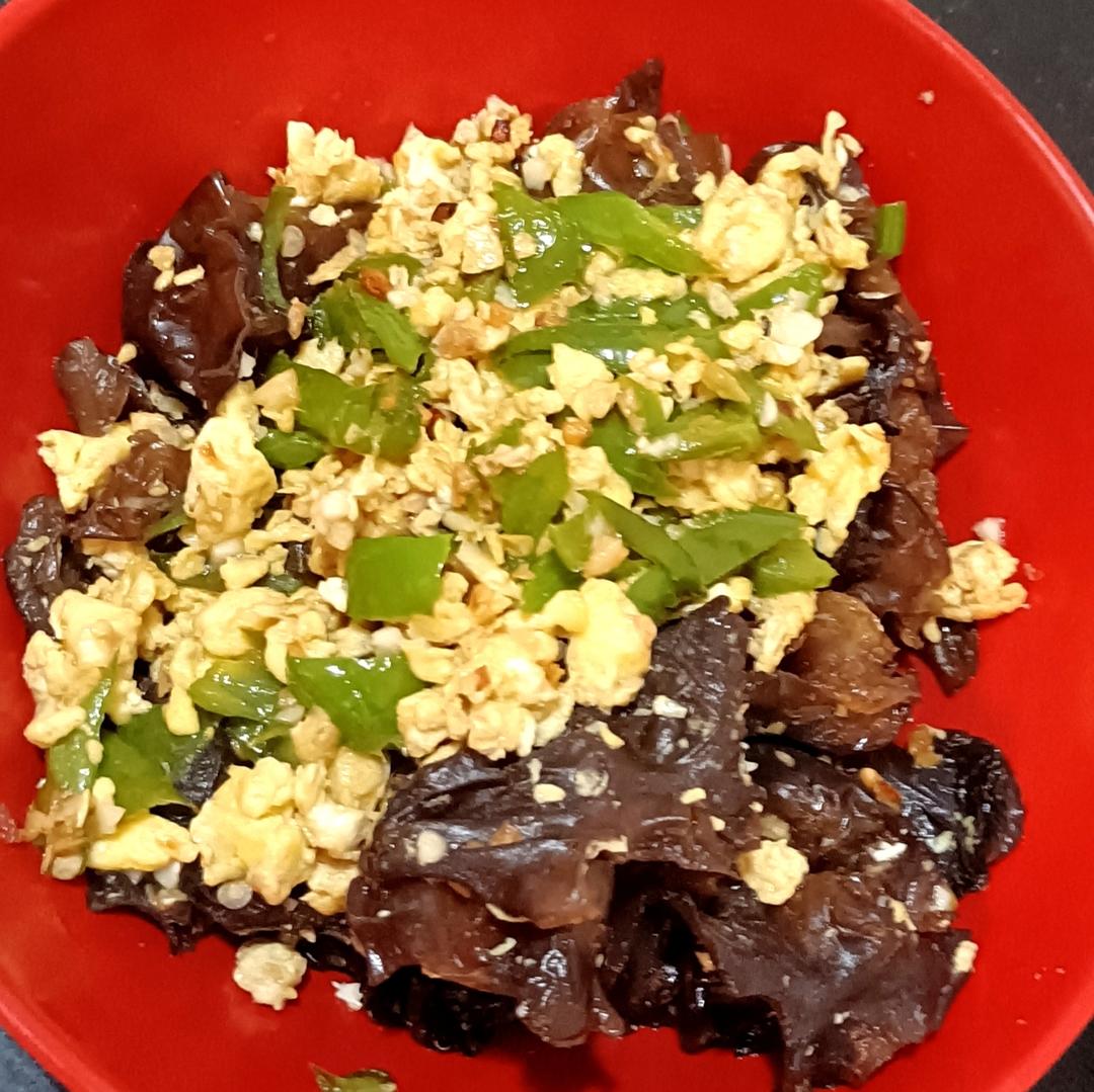 黑木耳青椒炒鸡蛋（营养又下饭）