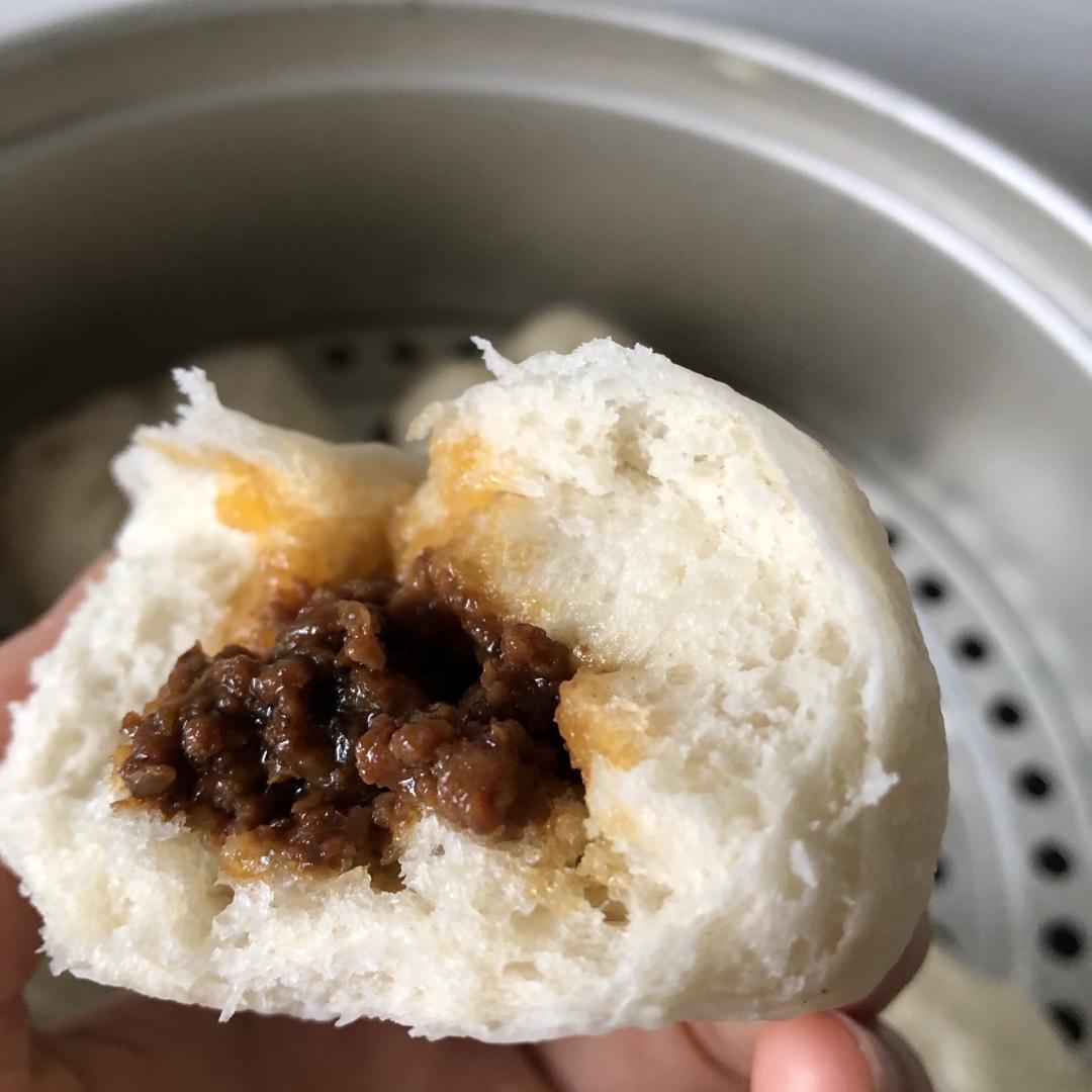 云朵般松软爆浆蜜汁叉烧包