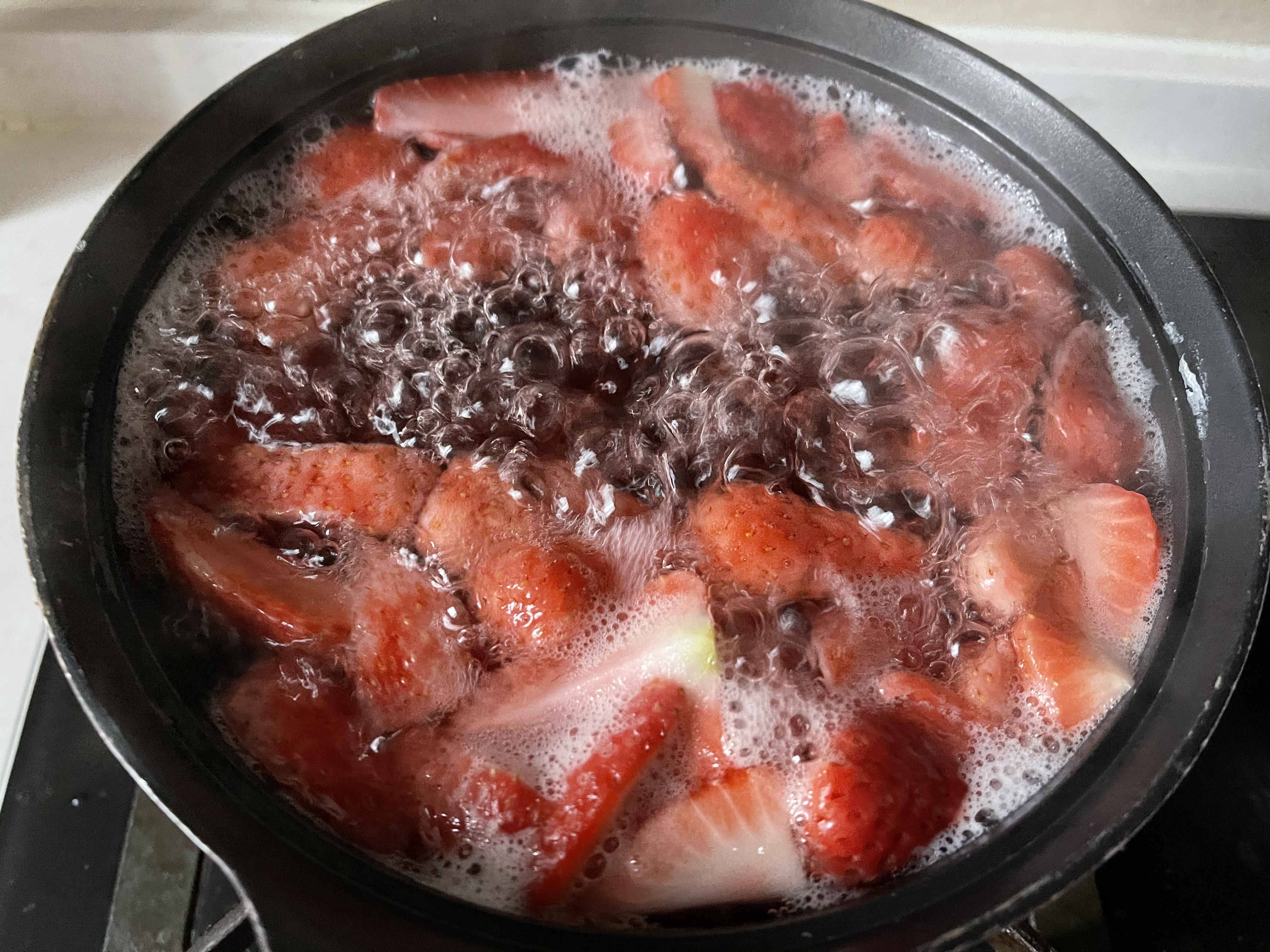 清凉爽滑❗️高颜值✨零难度成功💯草莓冻撞奶的做法 步骤4