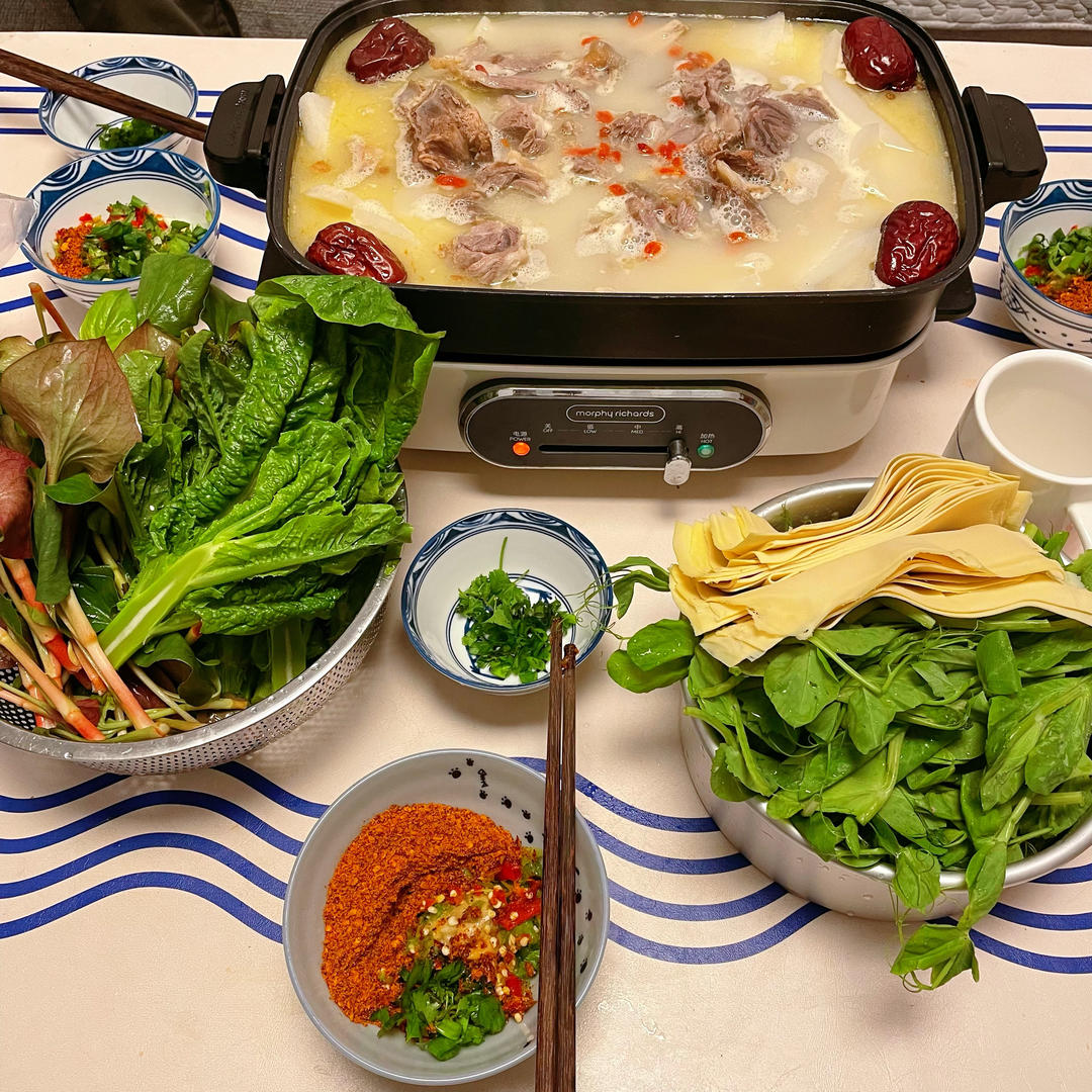 厨师长教你：“羊肉汤”的家常做法，天气冷了喝一口全身都暖暖的