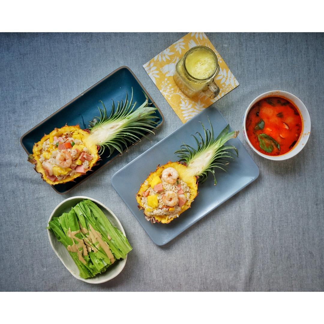 菠萝炒饭配柠檬红茶 Fried Rice With Pineapple And Lemon Tea