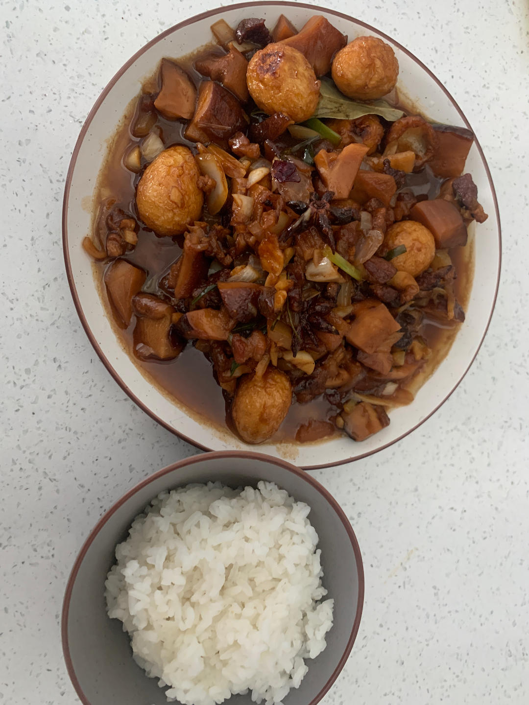 爆汁鹌鹑蛋卤肉饭