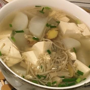白萝卜豆腐汤