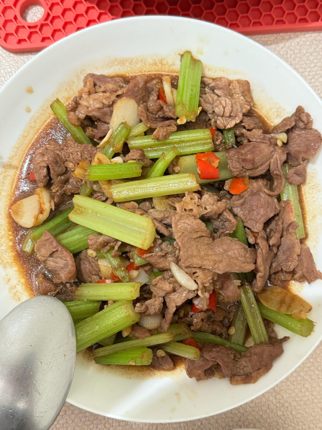 好吃到邻居敲门蹭饭的芹菜炒牛肉！