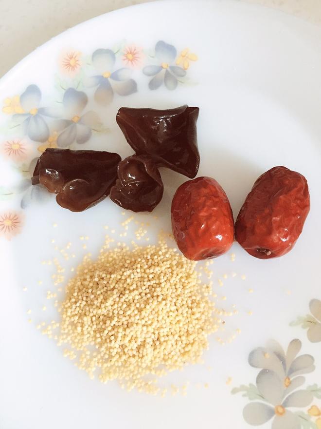 婴儿辅食：黑耳红枣小米粥的做法