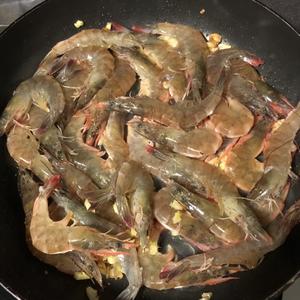 香煎虾（18个月及以上）的做法 步骤6