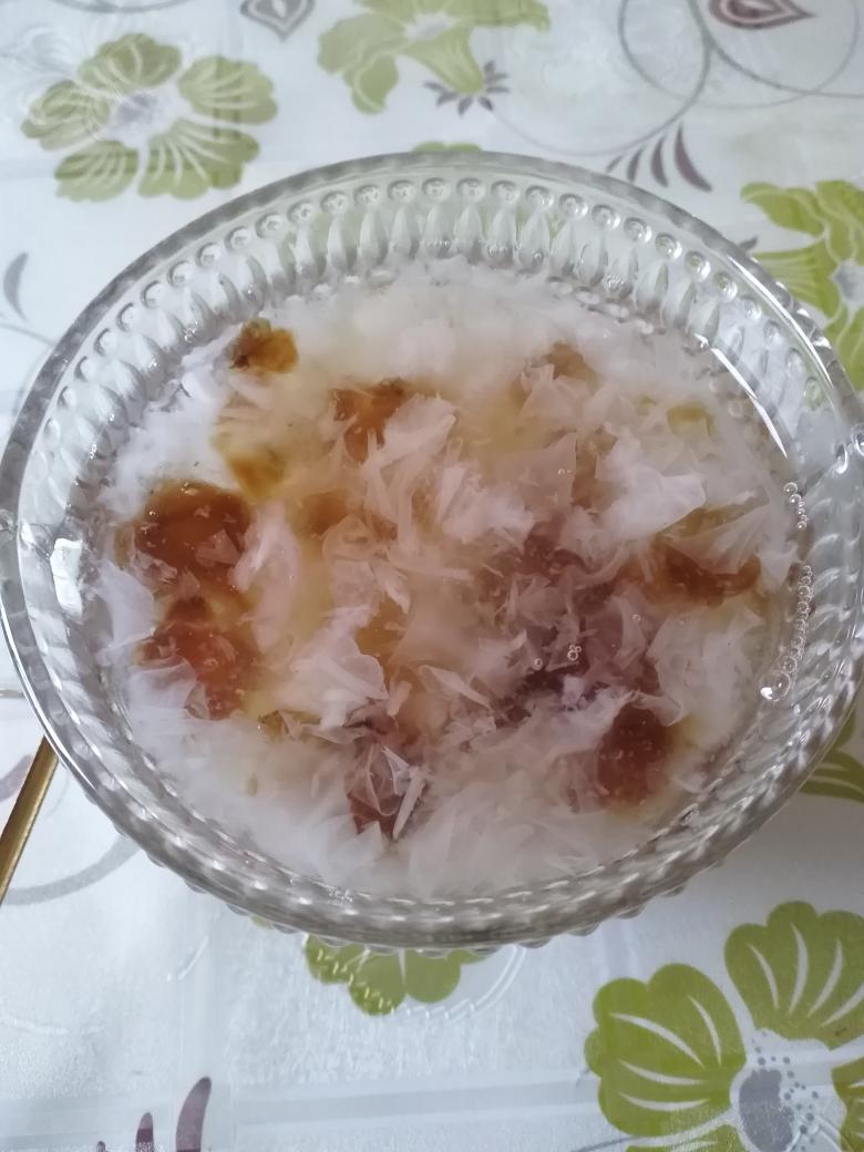 桃胶银耳红枣羹