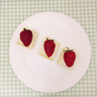 草莓菠萝芝士小点