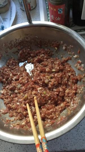 芹菜猪肉饺子的做法 步骤2