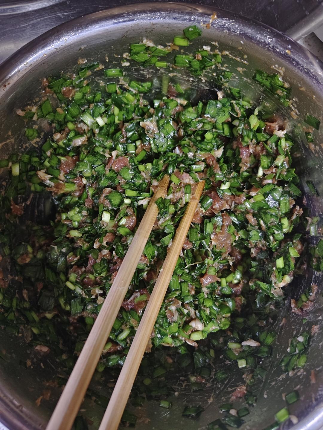 韭菜猪肉饺子(附擀皮和最简单的饺子包法)