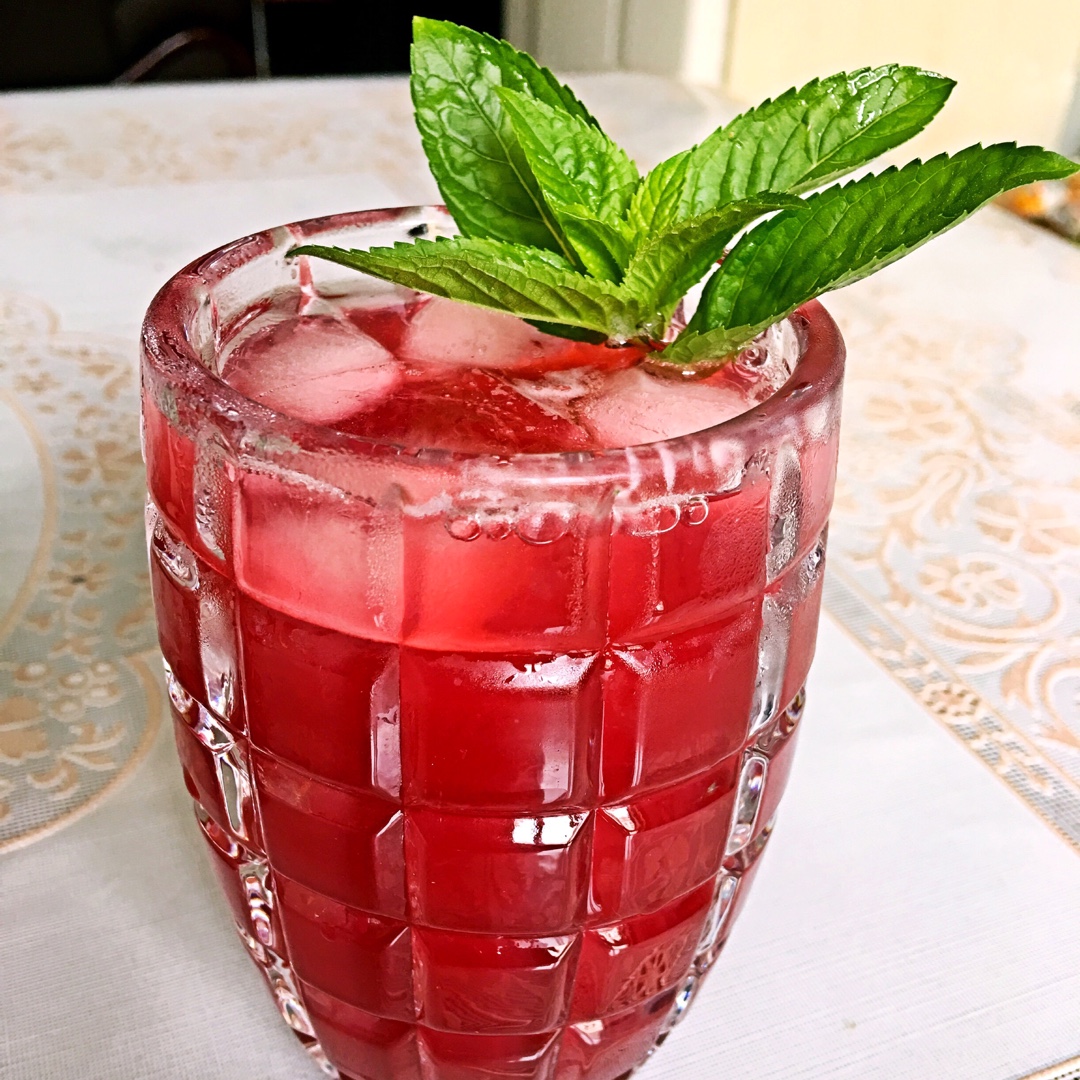 盛赛严群丰做的消暑杨梅汁