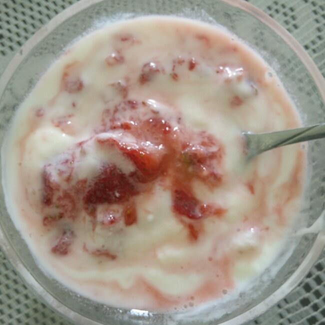 新鲜草莓酸奶的做法 步骤4