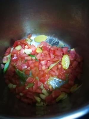厨房与远方-番茄鸡汤面/鸡翅根的吃法/煎溏心蛋做法的做法 步骤5