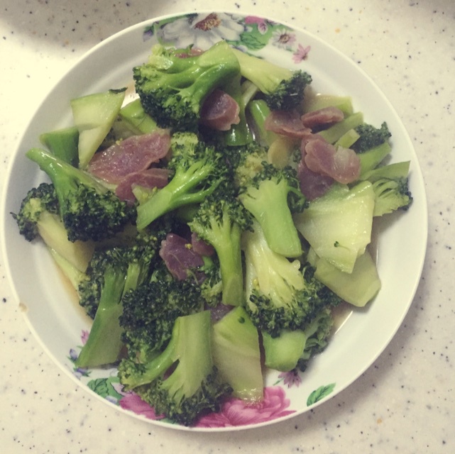 西兰花炒腊肠，赞！