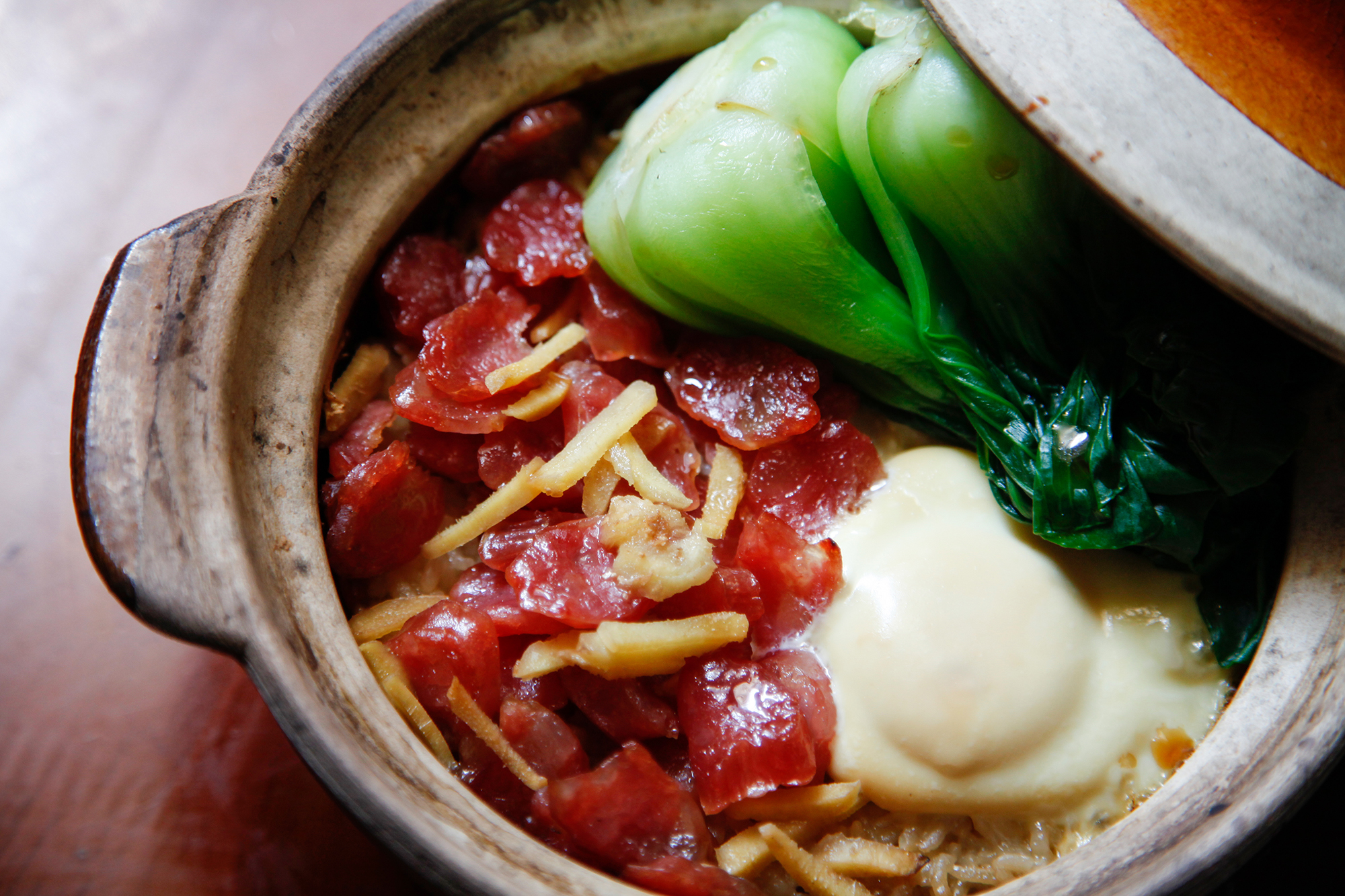 广式腊味煲仔饭