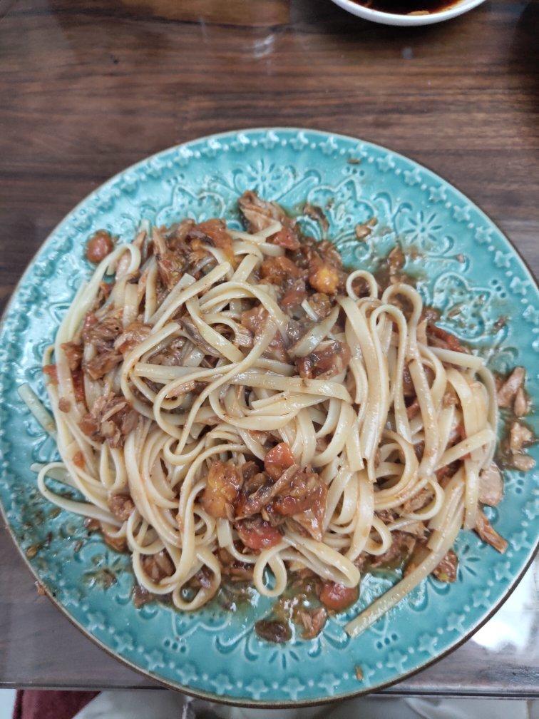 被意佬强行推荐的经典至简番茄金枪鱼意面(creamy tuna pasta)