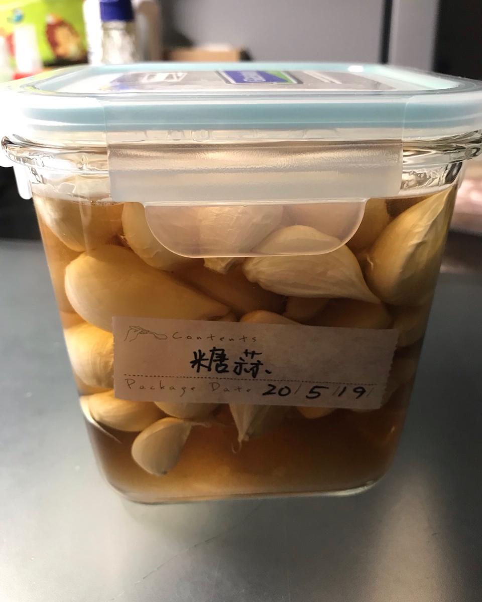 史上最简单最好吃、只放盐和糖的水晶糖蒜