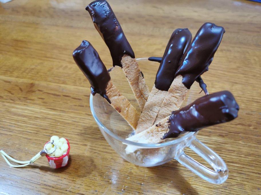 巧克力百奇（日剧《风平浪静的闲暇》里老奶奶做的pocky）