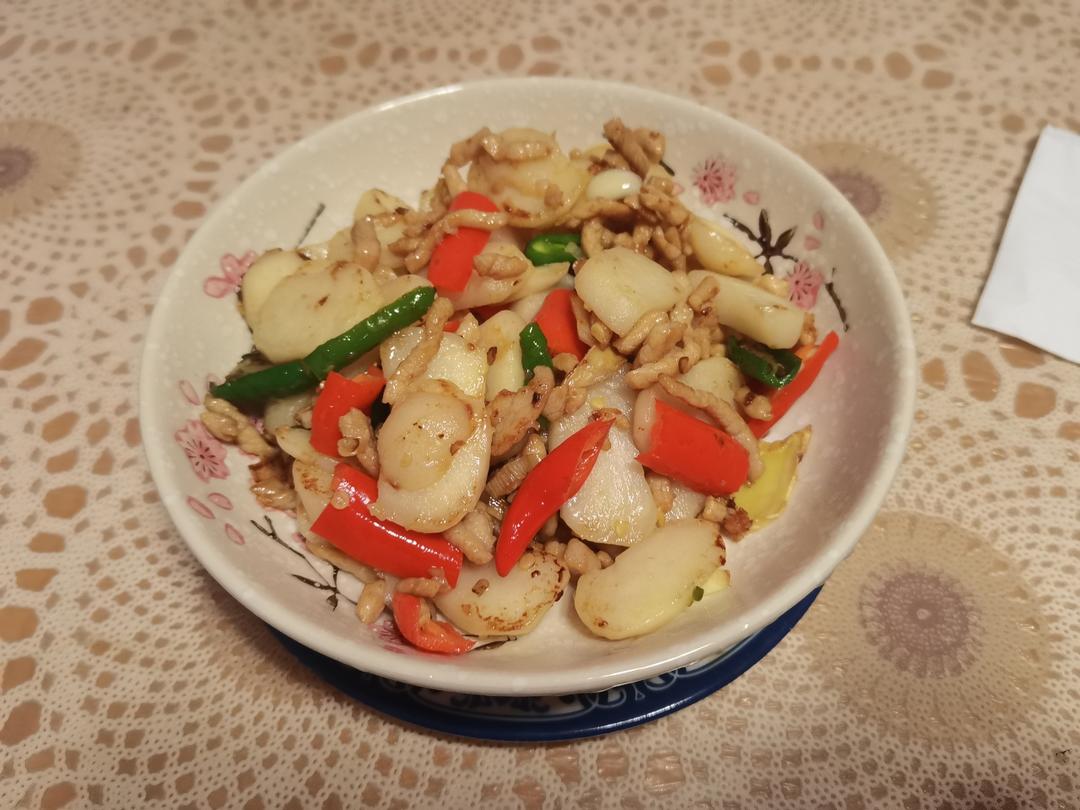 马蹄一般都用来煲汤，试过马蹄炒着吃吗？马蹄炒肉，可好吃啦~