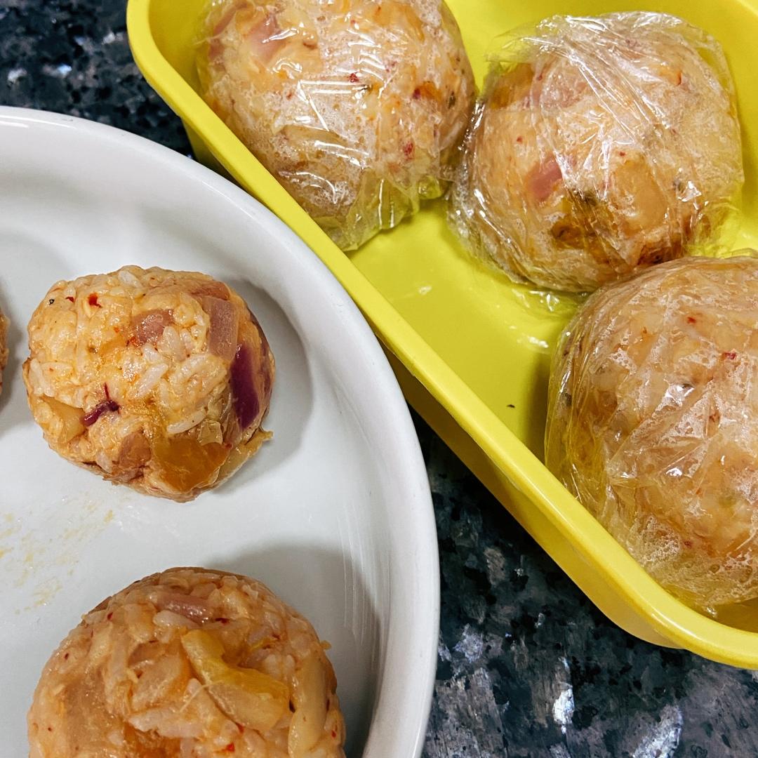 金枪鱼泡菜饭团