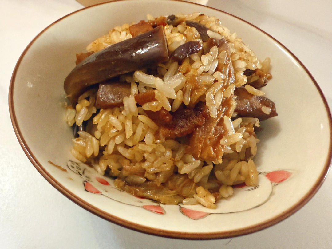 好吃到怀疑人生的懒人电饭煲茄子烧肉焖饭！巨下饭！