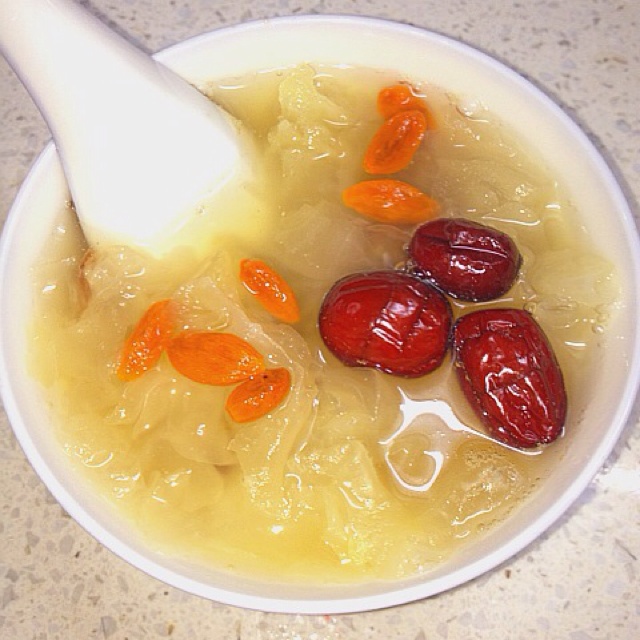 兔坚强做的银耳红枣枸杞甜汤