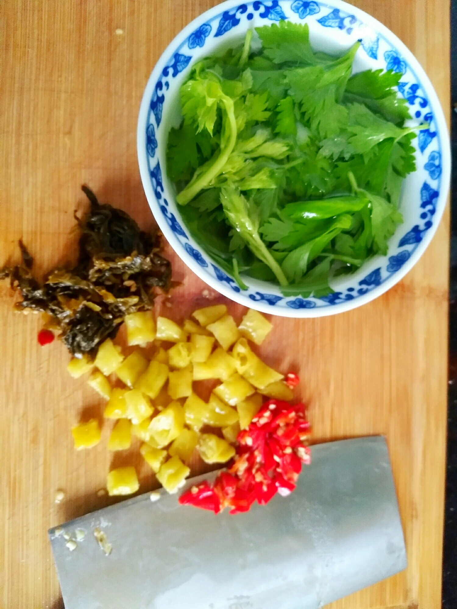 泡椒酸菜巴沙鱼柳的做法 步骤3