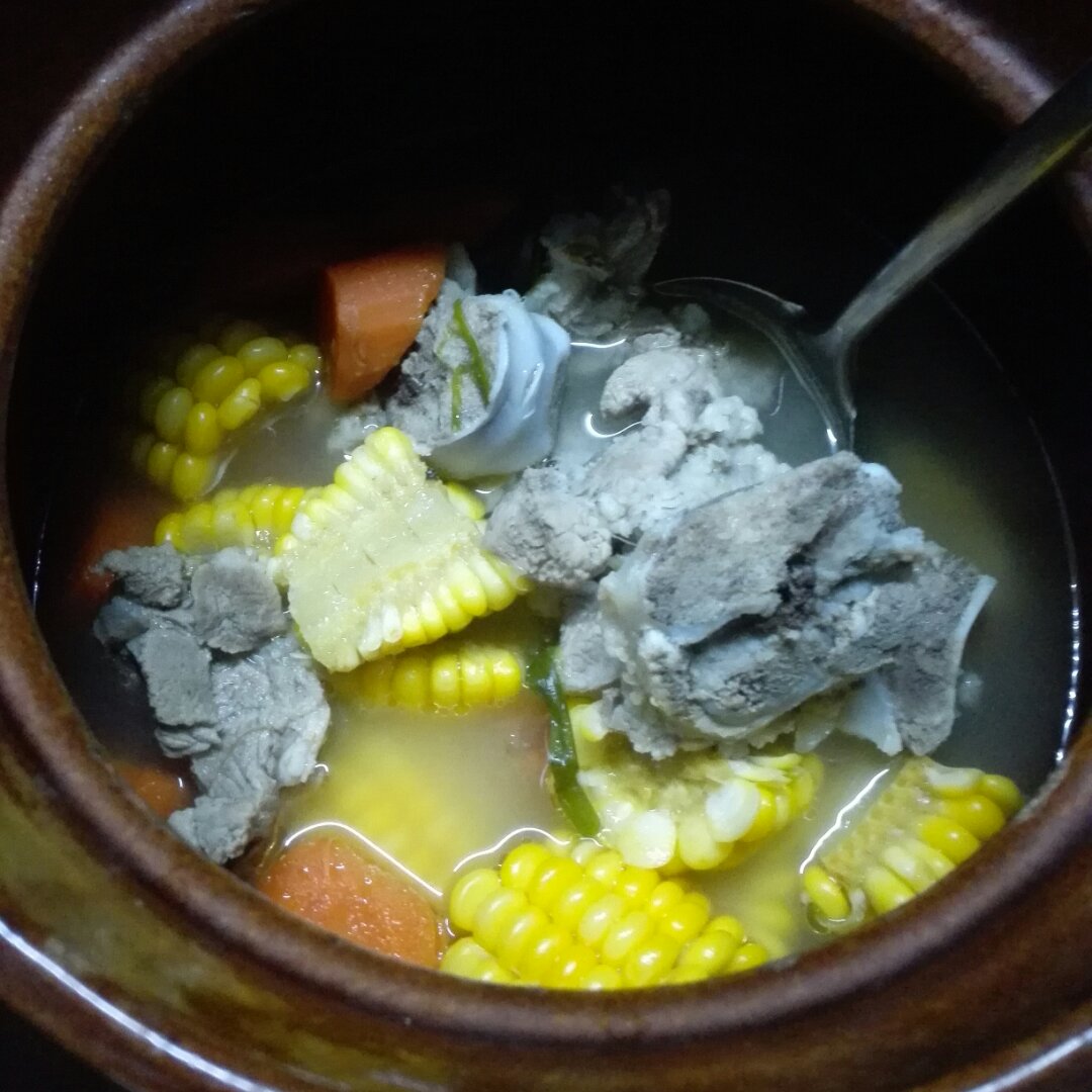 骨头汤（筒子骨玉米胡萝卜汤）