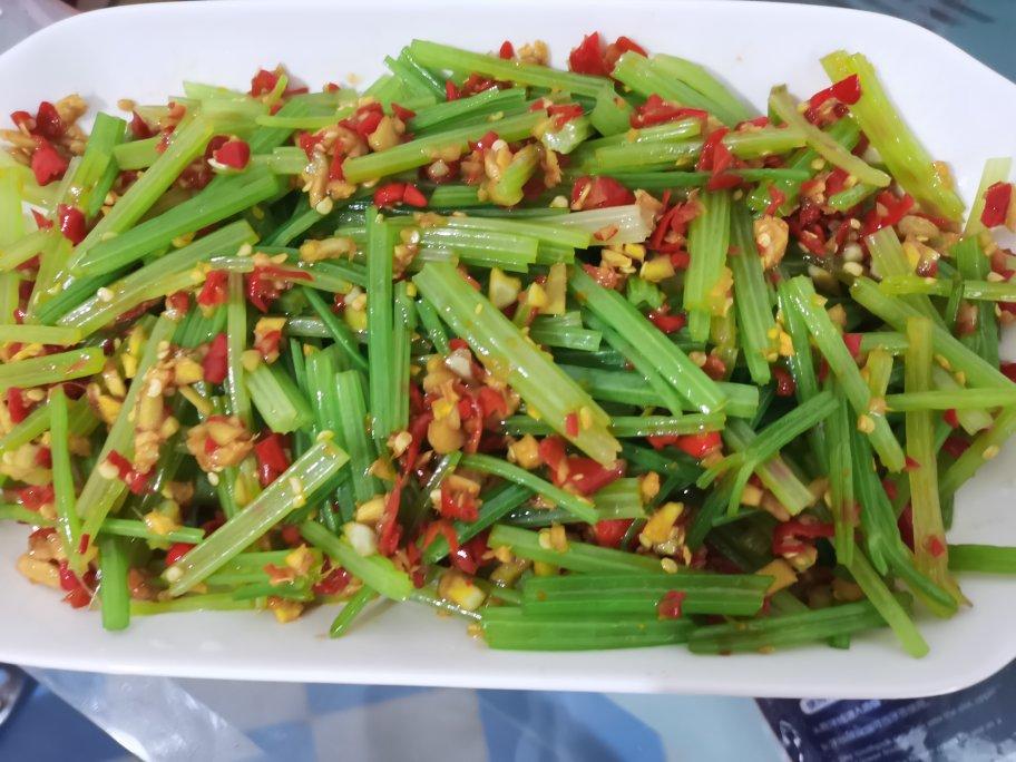 芹菜这样做有毒，吃一次爱一次