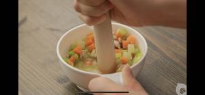 9-11个月辅食：胡萝卜芦笋鸡肉汤的做法 步骤4