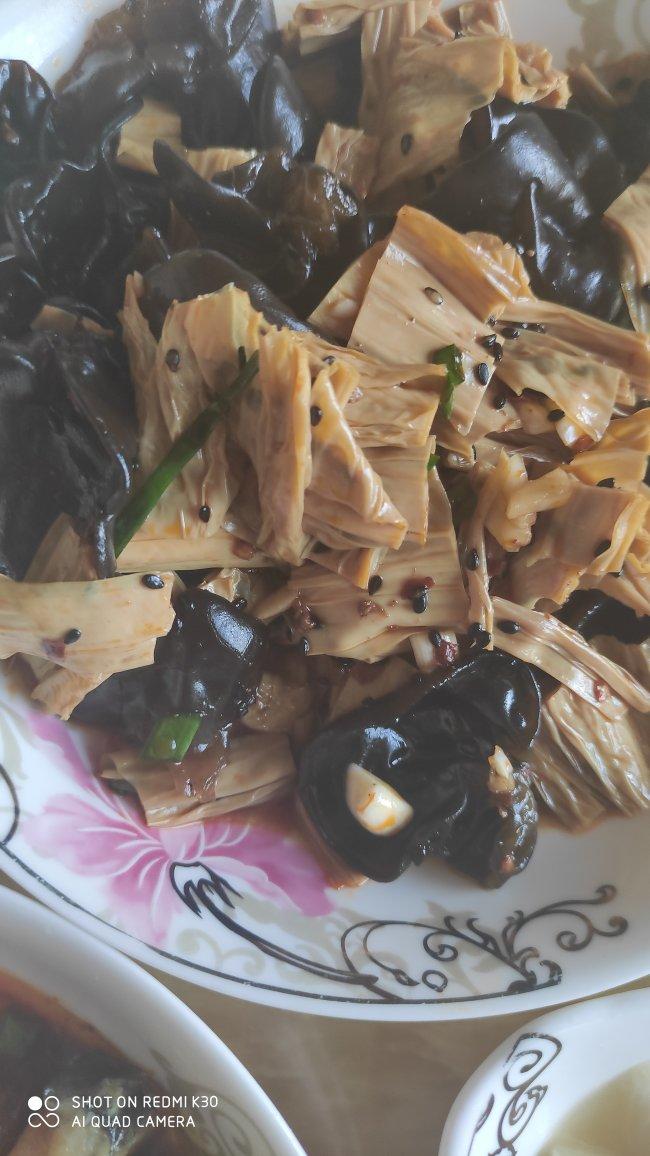 就像有句话所说：成年人的世界里，从来就没有“容易”二字。很多时候，你只能单枪匹马，直面生活的兵荒马乱。