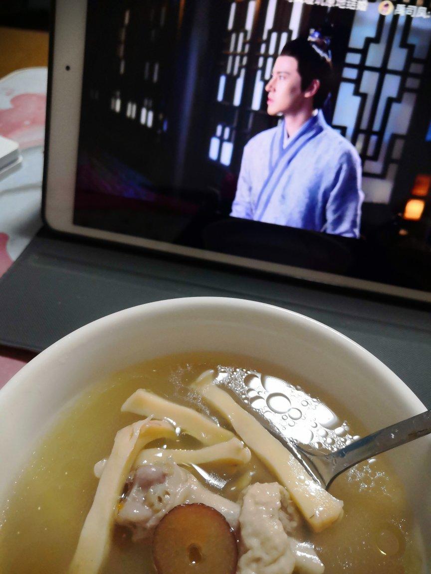 花胶响螺肉海底椰汤