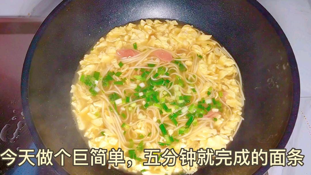 鸡蛋火腿面，5分钟完成的汤面，味道超好！的做法