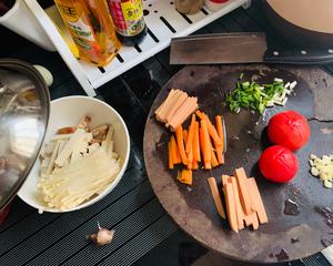 开胃西红柿金针菇汤的做法 步骤1