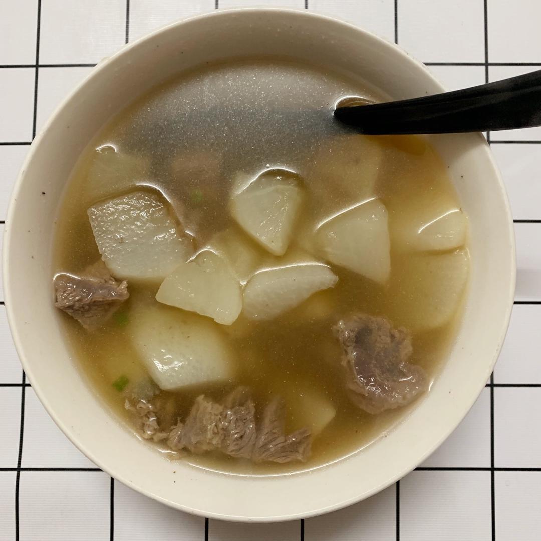 简单到只用一种调料的牛腩炖萝卜汤