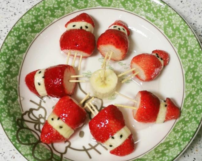 草莓香蕉圣诞老人糖葫芦的做法