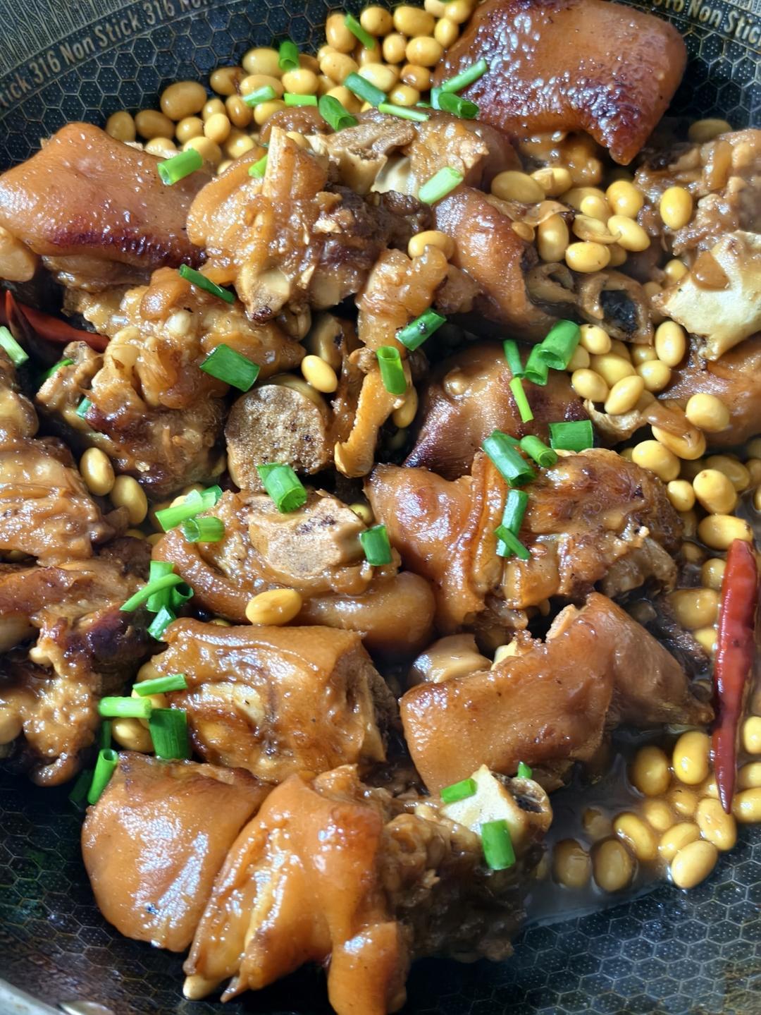 流口水的黄豆炖猪蹄