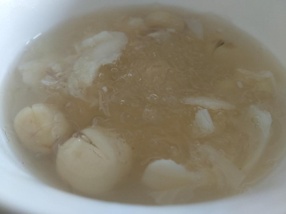 莲子百合炖燕窝