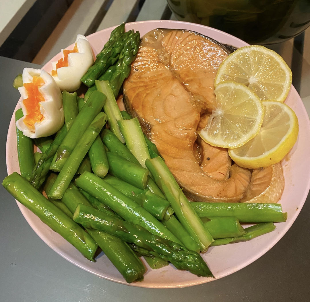 香煎三文鱼配芦笋