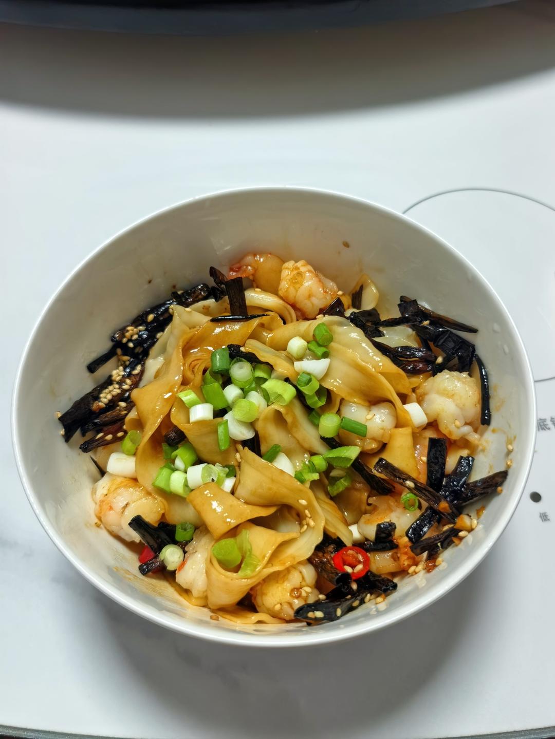 香到磕头的超简单虾仁葱油拌面！